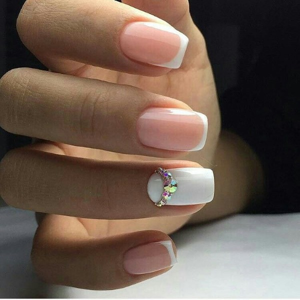 Lindos desenhos de unhas 2024 com strass, caldos, francês, ombre, desenhos. Uma foto