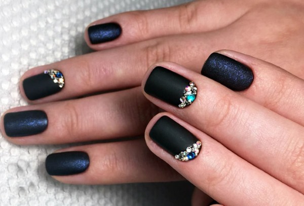 Lindos desenhos de unhas 2024 com strass, caldos, francês, ombre, desenhos. Uma foto