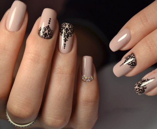 Lindos desenhos de unhas 2024 com strass, caldos, francês, ombre, desenhos. Uma foto