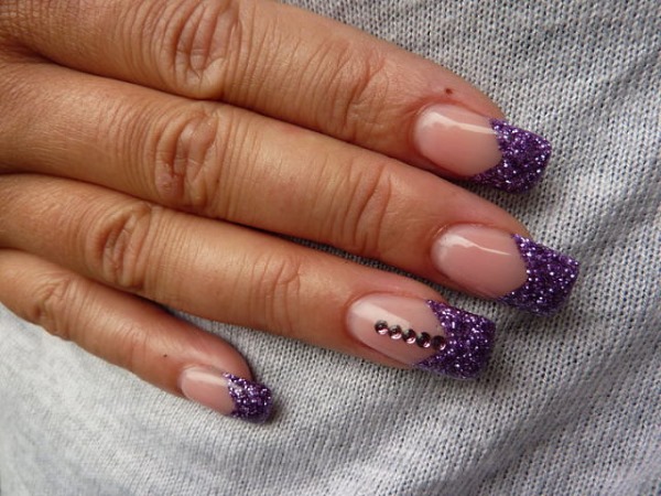 Lindos desenhos de unhas 2024 com strass, caldos, francês, ombre, desenhos. Uma foto