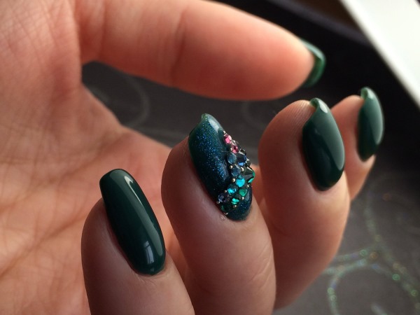 Lindos desenhos de unhas 2024 com strass, caldos, francês, ombre, desenhos. Uma foto