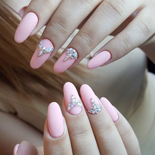 Lindos desenhos de unhas 2024 com strass, caldos, francês, ombre, desenhos. Uma foto