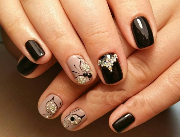 Lindos desenhos de unhas 2024 com strass, caldos, francês, ombre, desenhos. Uma foto