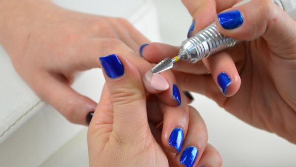 Linda manicure com goma-laca.Foto para unhas curtas e compridas, ideias de design