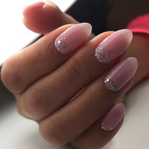 Linda manicure com goma-laca. Foto para unhas curtas e compridas, ideias de design