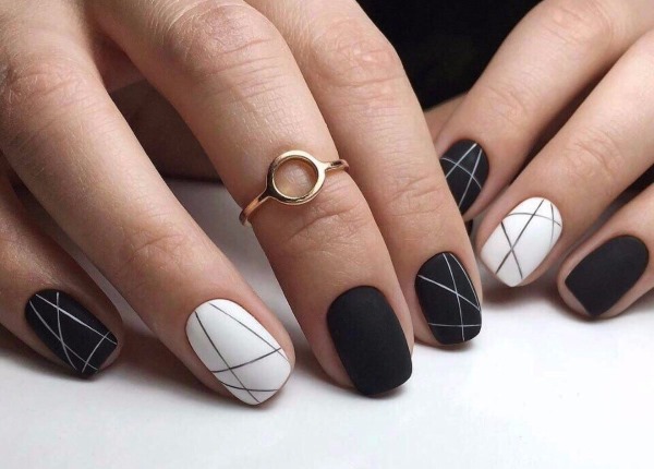 Linda manicure com goma-laca. Foto para unhas curtas e compridas, ideias de design