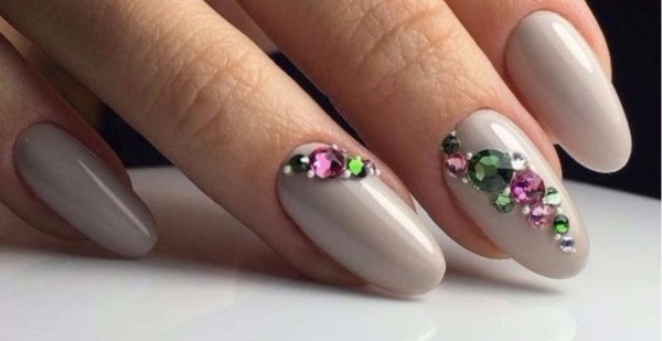 Linda manicure com goma-laca. Foto para unhas curtas e compridas, ideias de design