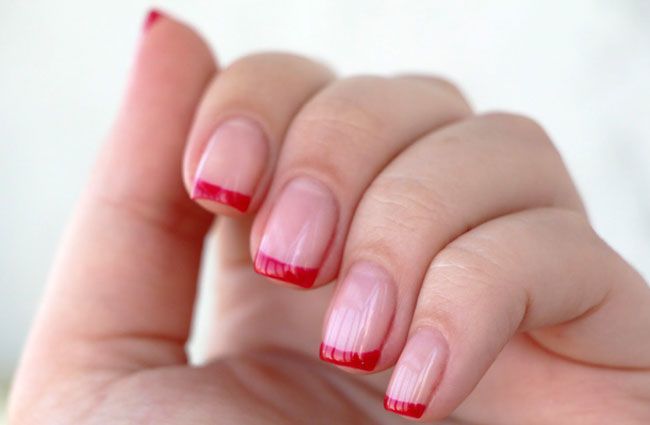 Manicure vermelha para unhas curtas. Foto, design 2024 com strass, brilhos, fricção, francês