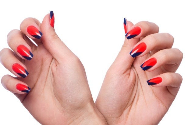 Manicure vermelha para unhas curtas. Foto, design 2024 com strass, brilhos, fricção, francês