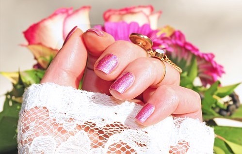 Manicure para unhas curtas, design simples de verniz gel. Moderno e criativo, ideias