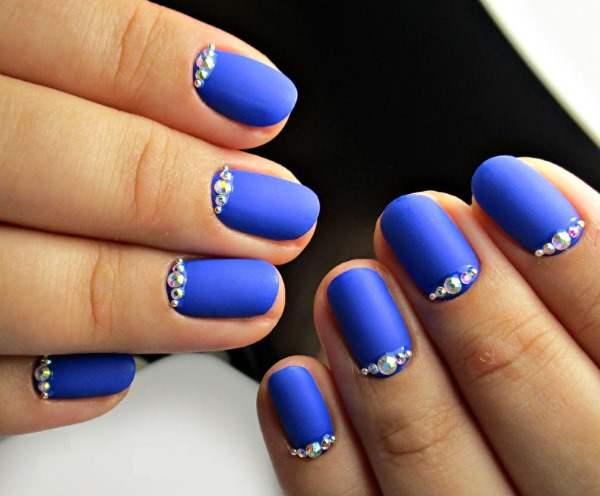 Manicure em tons de azul. Verniz para foto gel, gradiente, goma laca para unhas curtas e compridas. Design, técnicas