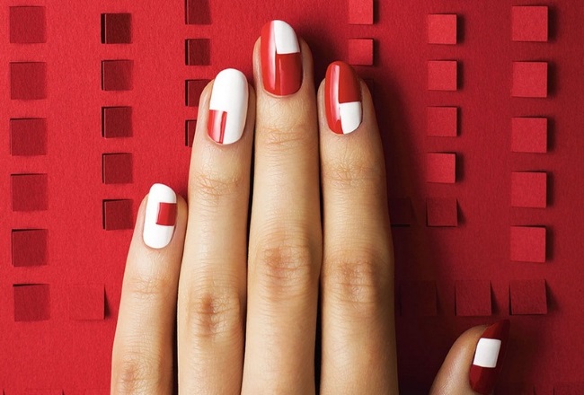 Manicure vermelha para unhas curtas. Foto, design 2024 com strass, brilhos, fricção, francês