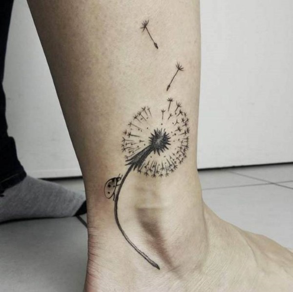 Tatuagem no tornozelo para meninas. Fotos, esboços, inscrições com significado, tradução, flores