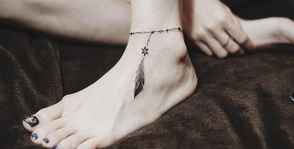 Tatuagem no tornozelo para meninas. Fotos, esboços, inscrições com significado, tradução, flores