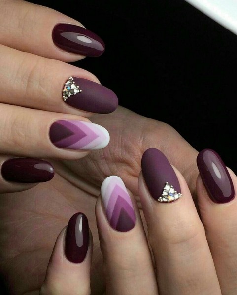 Manicure escura para unhas curtas. Fotos, ideias, novos designs 2024