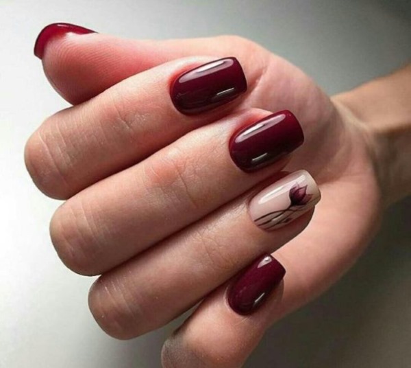 Manicure escura para unhas curtas. Fotos, ideias, novos designs 2024