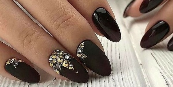 Manicure escura para unhas curtas. Fotos, ideias, novos designs 2024