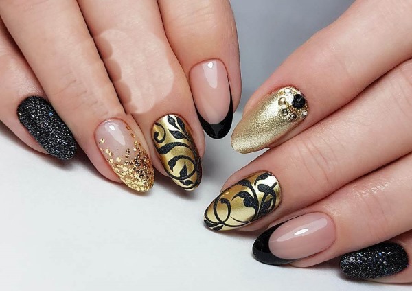 Conception d'ongles noirs. Photo avec strass, tresses, français pour ongles courts et longs