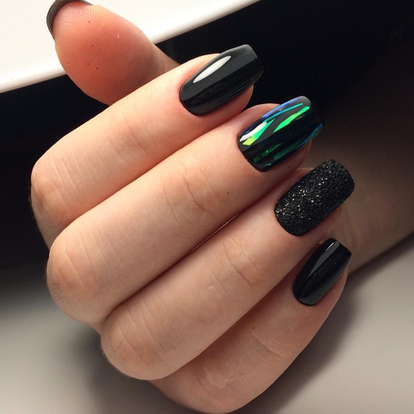 Desenho de unhas pretas. Foto com strass, tranças, francês para unhas curtas e compridas