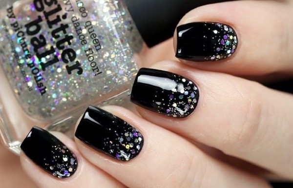 Conception d'ongles noirs. Photo avec strass, tresses, français pour ongles courts et longs