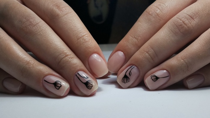 Conception d'ongles noirs. Photo avec strass, tresses, français pour ongles courts et longs