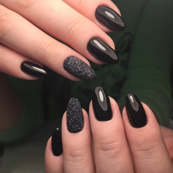 Conception d'ongles noirs. Photo avec strass, tresses, français pour ongles courts et longs