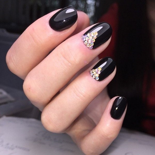 Desenho de unhas pretas. Foto com strass, tranças, francês para unhas curtas e compridas