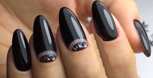 Desenho de unhas pretas. Foto com strass, tranças, francês para unhas curtas e compridas