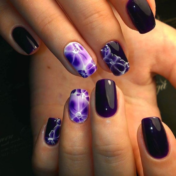 Conception d'ongle violet. Photo avec une image, des strass, des étincelles, des frottements