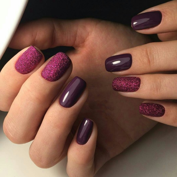 Desenho de unhas roxo. Foto com uma imagem, strass, brilhos, esfregando