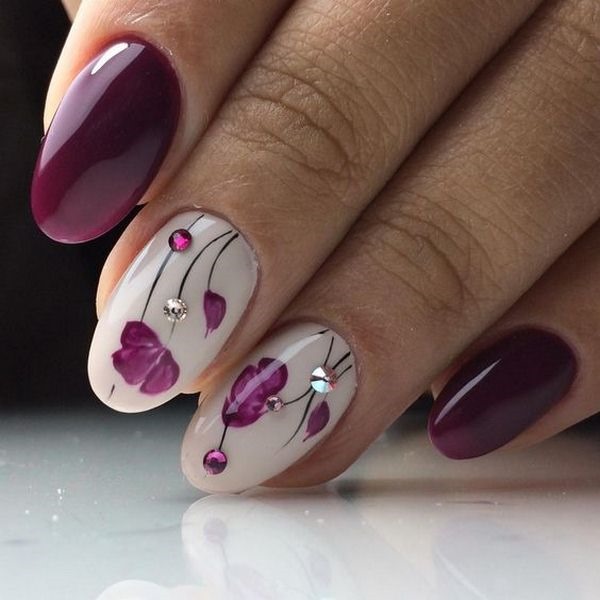 Desenho de unhas roxo. Foto com uma imagem, strass, brilhos, esfregando