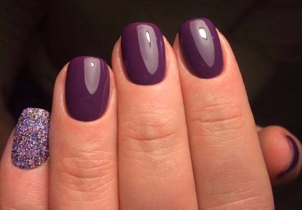 Conception d'ongle violet. Photo avec une image, des strass, des étincelles, des frottements