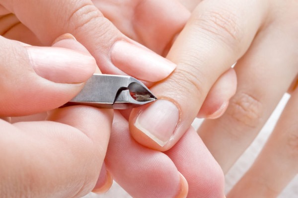 Conception d'ongle violet. Photo avec une image, des strass, des étincelles, des frottements