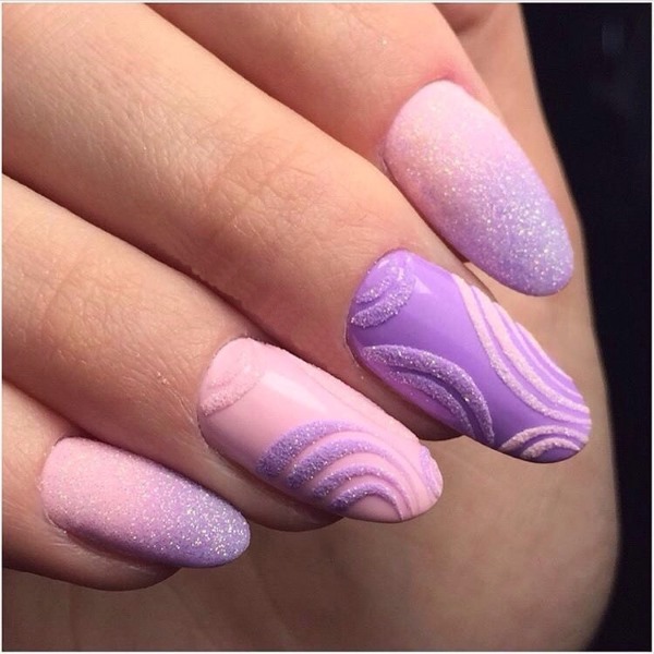 Desenho de unhas roxo. Foto com uma imagem, strass, brilhos, esfregando