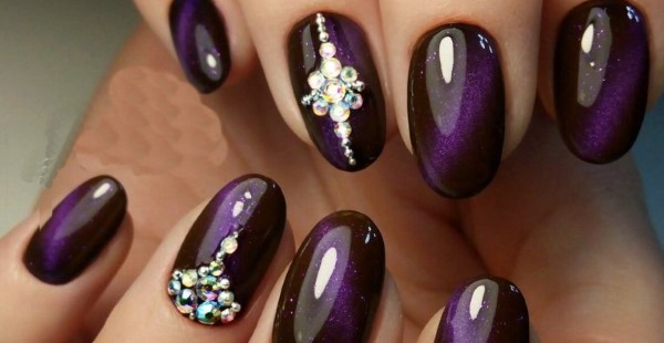 Conception d'ongle violet. Photo avec une image, des strass, des étincelles, des frottements