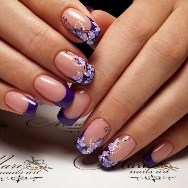 Desenho de unhas roxo. Foto com uma imagem, strass, brilhos, esfregando