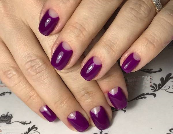 Desenho de unhas roxo. Foto com uma imagem, strass, brilhos, esfregando