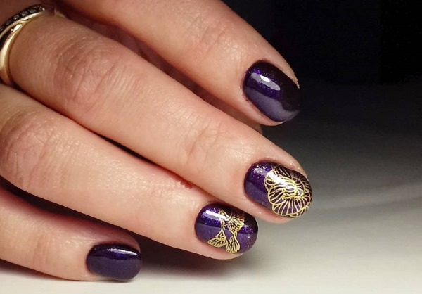 Conception d'ongle violet. Photo avec une image, des strass, des étincelles, des frottements