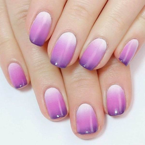 Conception d'ongle violet. Photo avec une image, des strass, des étincelles, des frottements