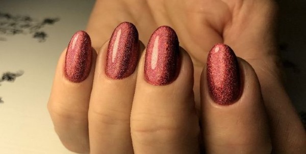 Como esfregar nas unhas em goma-laca, verniz normal, verniz gel. Técnicas, instruções, fotos