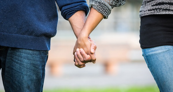 Como entender que um homem realmente ama, mas esconde sentimentos. Psicologia por gestos, como eles se comportam