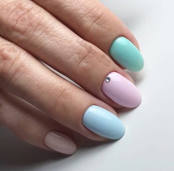 Manicure cores diferentes em mãos diferentes. A combinação de cores, fotos, ideias 2024