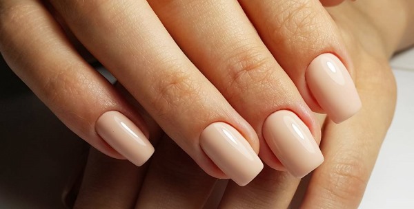 Idéias de design para manicure com esmalte de gel para unhas quadradas curtas 2024. Foto