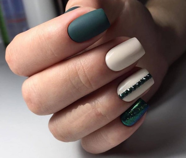 Idéias de design para manicure com esmalte de gel para unhas quadradas curtas 2024. Foto