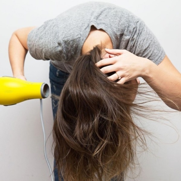 Coupes de cheveux volumineuses pour femmes pour cheveux courts avec et sans frange, pour cheveux fins. Une photo