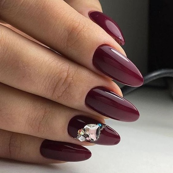 Verniz gel monocromático na manicure. Notícias de moda fotográfica 2024