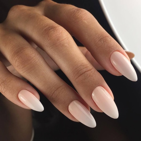 Verniz gel monocromático na manicure. Notícias de moda fotográfica 2024