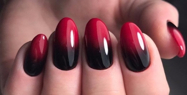 Verniz gel monocromático na manicure. Notícias de moda fotográfica 2024