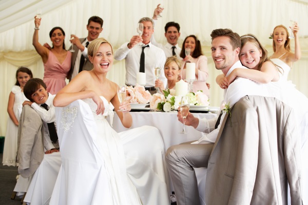 Combien ça coûte de jouer à un mariage: toastmaster, photographe, présentateur, décorer la salle, inviter une star, feux d'artifice, limousine, tournage vidéo