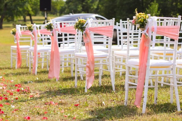 Combien ça coûte de jouer à un mariage: toastmaster, photographe, présentateur, décorer la salle, inviter une star, feux d'artifice, limousine, tournage vidéo